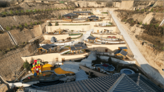 �q�有�����y泉、揽月泉�{�特色��(ch��ng)池；集室内从题汤